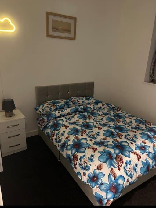 Modern 2-Bed Flat In Salford Daire Manchester Dış mekan fotoğraf