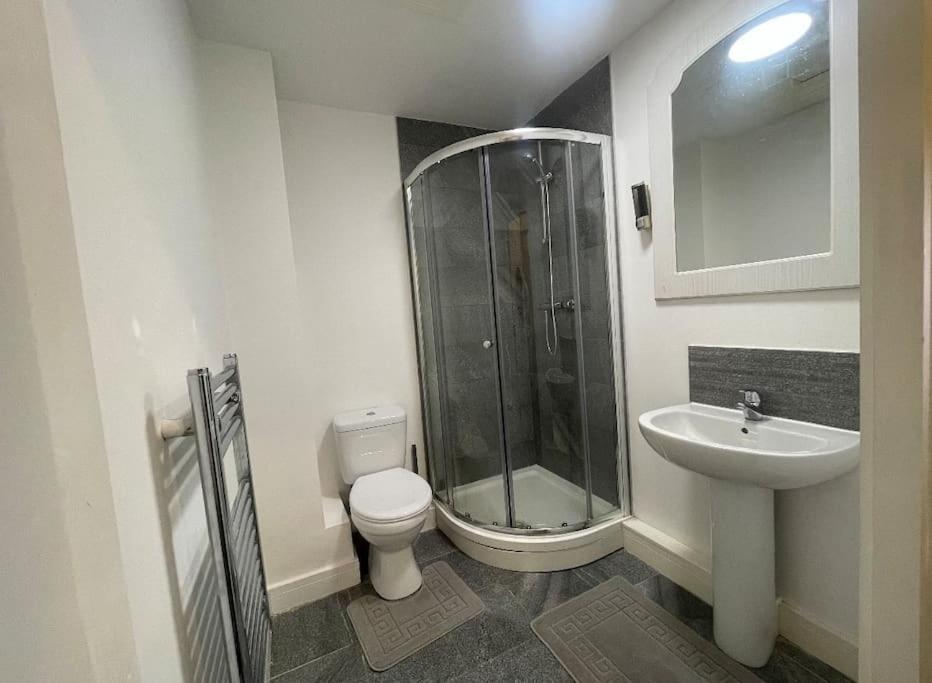 Modern 2-Bed Flat In Salford Daire Manchester Dış mekan fotoğraf