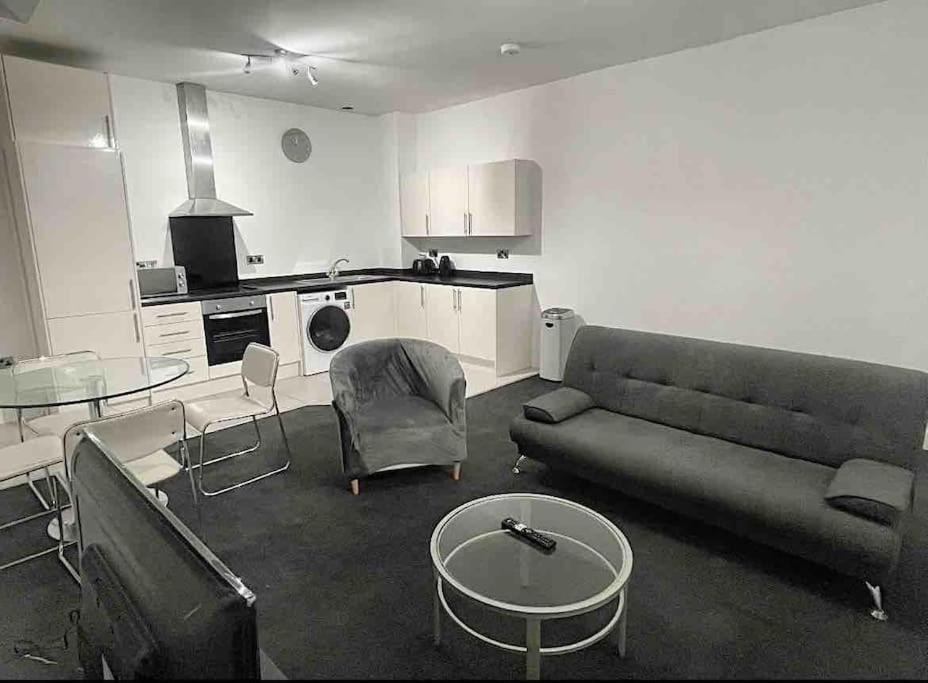 Modern 2-Bed Flat In Salford Daire Manchester Dış mekan fotoğraf
