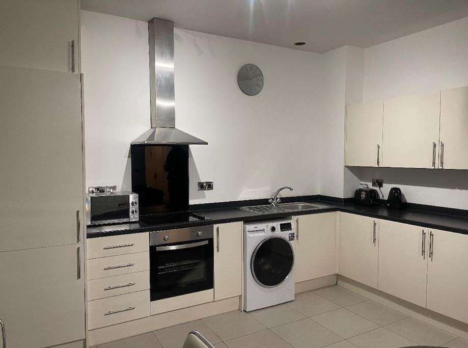 Modern 2-Bed Flat In Salford Daire Manchester Dış mekan fotoğraf